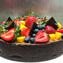 TORTA DOBLE CHOCOLATE Y FRUTA FRESCA