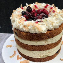 TORTA DE COCO, LIMA Y FRUTOS ROJOS