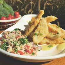 PESCADO FRITO CON SALSA