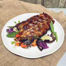 COSTILLAS DE CERDO CON ENSALADA TIBIA