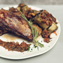 BIFE DE CHORIZO CON ROLL DE BERENJENA Y VEGETALES