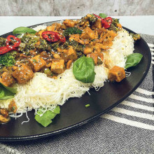 TOFU CON VEGETALES Y FIDEOS DE ARROZ