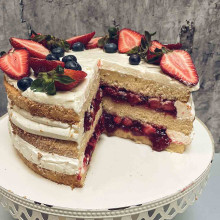 TORTA DE CHOCOLATE BLANCO Y FRUTILLAS