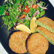 MEDALLONES DE PESCADO CON ENSALADA