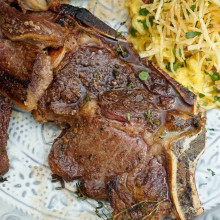 BIFE ANCHO CON REVUELTO DE GRAMAJO