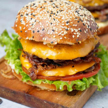 HAMBURGUESA Y PAN CASEROS