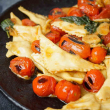 TORTELLINI DE RICOTA, CEBOLLA CARAMELIZADA Y NUECES