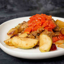 CHIVO CON COMPOTA DE TOMATE