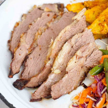 MARUCHA AL HORNO CON PAPAS Y ENSALADA