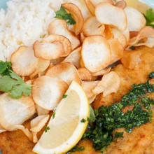 MILANESA DE PESCADO CON ARROZ Y MANDIOCA