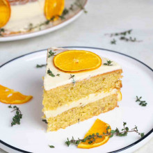 TORTA DE NARANJA, ALMENDRAS, TOMILLO Y HARINA DE MAÍZ