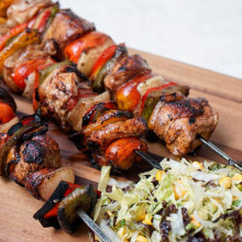 BROCHETTES DE POLLO CON ENSALADA