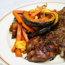 COSTILLITAS DE CERDO CON CEBOLLA Y VEGETALES AL HORNO