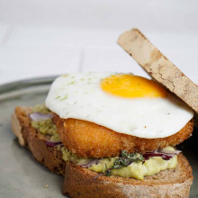 SANDWICH DE PACÚ, PALTA Y HUEVO