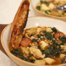 SOPA DE KALE, CEBAZA Y CHORIZO