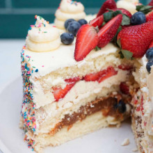 TORTA DE COCO, FRUTILLAS Y CHOCOLATE BLANCO