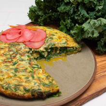 TORTILLA DE KALE Y PICKLES DE RABANITO