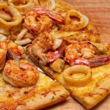 PIZZA DE MAR CON ALGAS Y MARISCOS