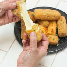 PICADA: ALBÓNDIGAS EN SALSA, RABAS, AROS DE CEBOLLA Y BASTONES DE MUZZARELLA