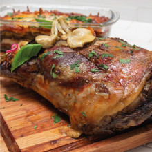 CABRITO AL HORNO CON LASAGNA DE BERENJENA Y HONGOS