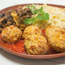 ALBÓNDIGAS DE POLLO CON PURÉ DE PAPA Y COLIFLOR