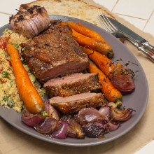 COLITA DE CUADRIL A LA PIMIENTA CON TABULE DE QUINOA