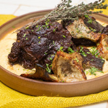 CARRILLERAS DE TERNERA CON POLENTA CREMOSA