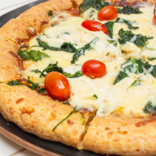 PIZZA DE CHIPA CON BORDE RELLENO