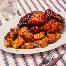 POLLO LAQUEADO CON BATATAS, CALABAZA Y PAPAS AL HORNO