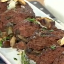 Rollitos de carne rellenos con bombitas aireadas de salame y queso