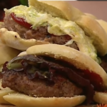 Hamburguesas rellenas de mollejas con queso azul, salsa barbacoa y mayonesa de ajo