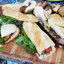 Sándwiches de bife de chorizo con mayonesa de morrón y de bondiola con chucrut