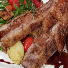 Tapa de asado al fernet con papines y chauchas salteadas