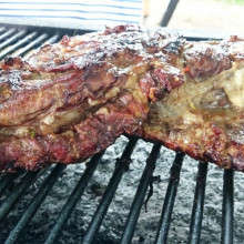 Tapa de asado rellena de cebolla, queso y mortadela con papas acordeón