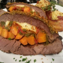 Tapa de nalga rellena con puré en panceta