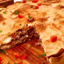 Tarta de carne en masa al vino blanco