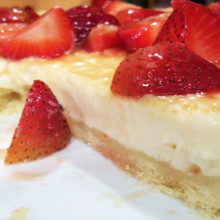 Tarta galesa de crema y frutillas marinadas en naranja