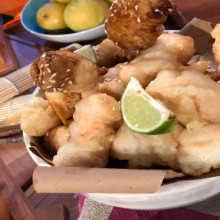 Tempura de salmón, rolls de salmón y salmón sorpresa