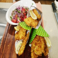 Tiritas de pollo crocante con ensalada de habas