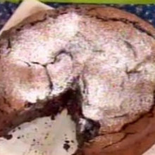 Torta con corazón húmedo de chocolate