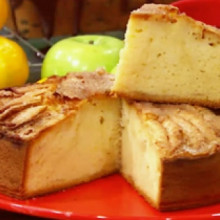 Torta de manzanas húmeda en licuadora