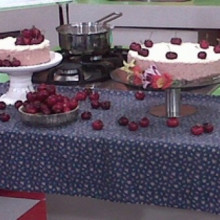 Torta helada de cerezas y chocolate blanco