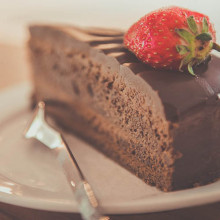 Torta helada de chocolate y cerezas