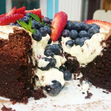 Torta húmeda de chocolate, polenta y jengibre con frutos rojos