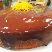 Torta húmeda de naranjas bañada con chocolate