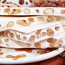 Turrón navideño de almendras