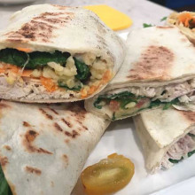 Wraps de pollo con show de aderezos