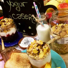 Yogur casero con frutas y cereales