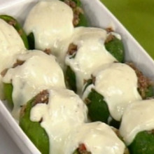 Zapallitos rellenos con carne picada y salsa blanca